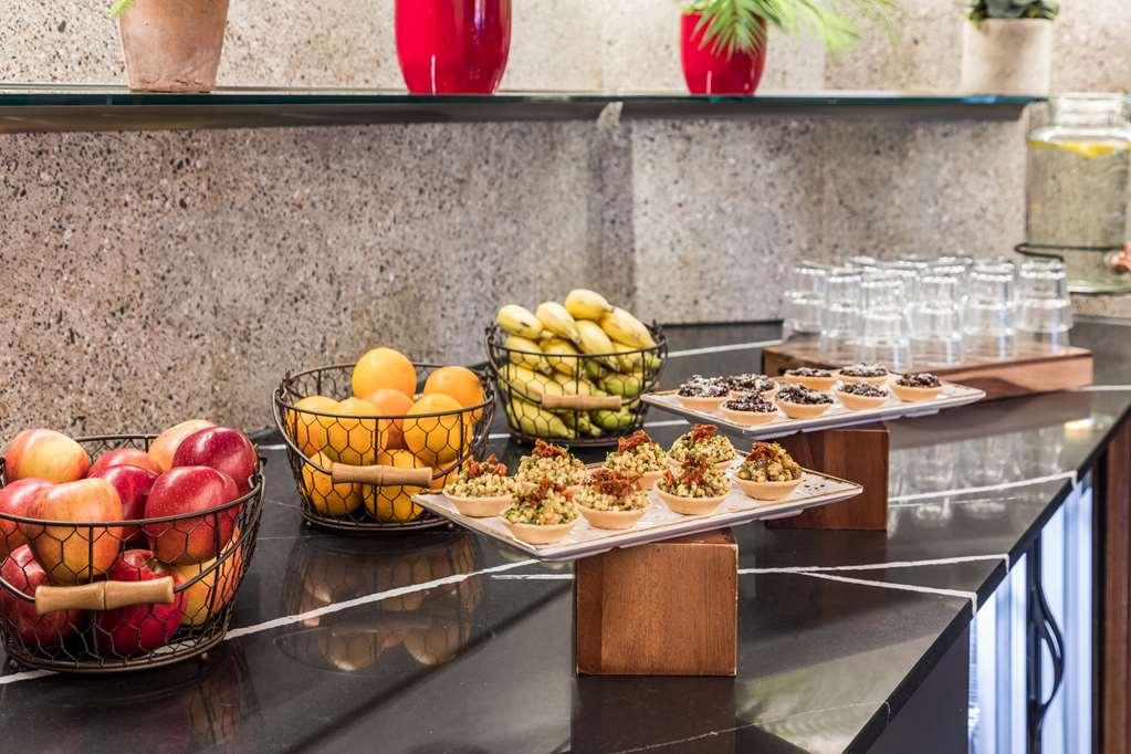 Radisson Red Hotel London Heathrow Restaurant photo