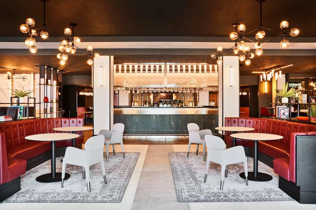 Radisson Red Hotel London Heathrow Restaurant photo