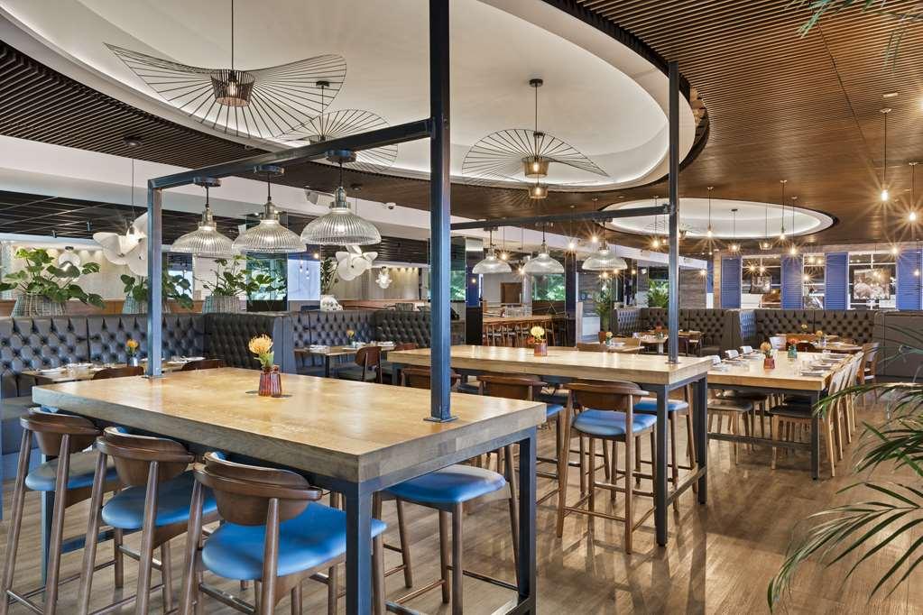 Radisson Red Hotel London Heathrow Restaurant photo