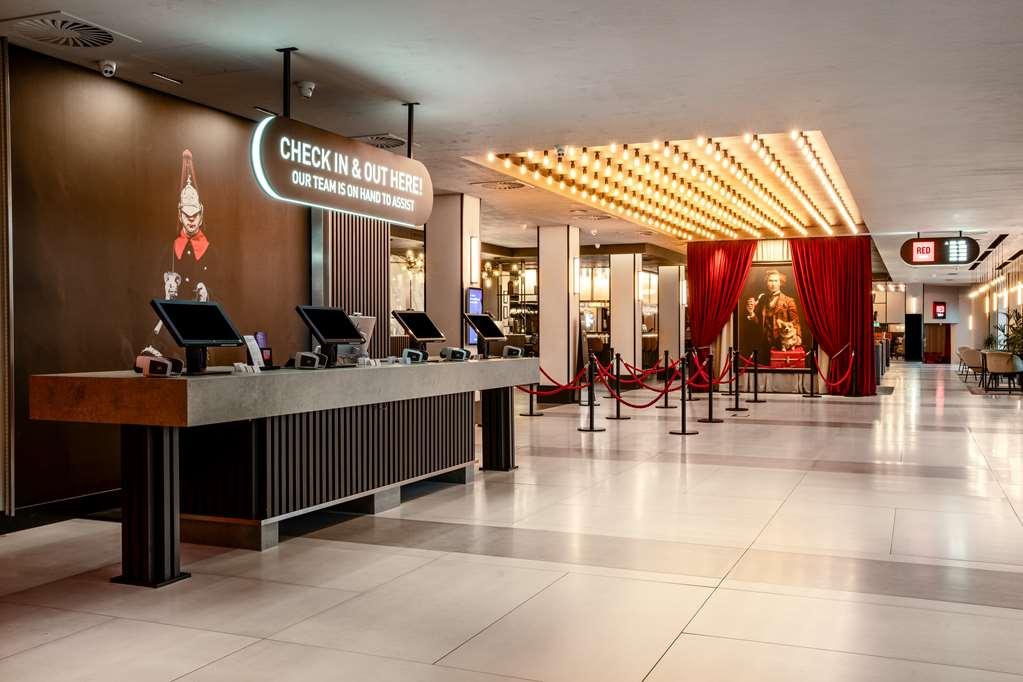Radisson Red Hotel London Heathrow Intérieur photo